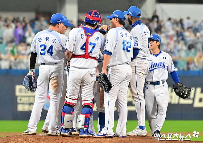 13일 오후 대구삼성라이온즈파크에서 열린 '2025 신한 SOL Bank KBO 포스트시즌' SSG 랜더스와 삼성 라이온즈의 준플레이오프 3차전 경기, 삼성이 SSG에 5:3으로 승리하며 플레이오프 진출까지 1승만을 남겨뒀다.  이날 경기에서 승리한 삼성 선수들이 기뻐하고 있다. 엑스포츠뉴스 DB