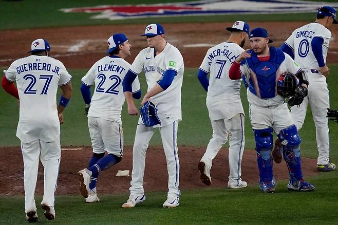20일 캐나다 온타리오주 토론토의 로저스센터에서 열린 2025 미국 메이저리그(MLB) 포스트시즌 아메리칸리그 챔피언십시리즈(ALCS·7전 4선승제) 시애틀 매리너스와 토론토 블루제이스의 경기, 토론토가 6:2로 승리하면서 시리즈 전적 3승3패를 만들었다. 경기 후 토론토 선수들이 기쁨을 나누고 있다. AP 연합뉴스