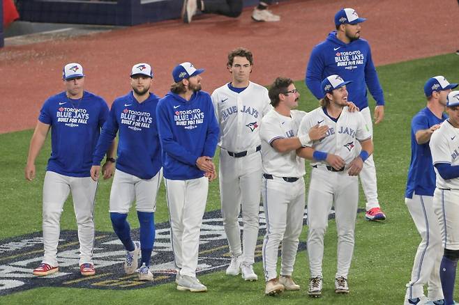 20일 캐나다 온타리오주 토론토의 로저스센터에서 열린 2025 미국 메이저리그(MLB) 포스트시즌 아메리칸리그 챔피언십시리즈(ALCS·7전 4선승제) 시애틀 매리너스와 토론토 블루제이스의 경기, 토론토가 6:2로 승리하면서 시리즈 전적 3승3패를 만들었다. 경기 후 토론토 선수들이 기쁨을 나누고 있다. EPA 연합뉴스