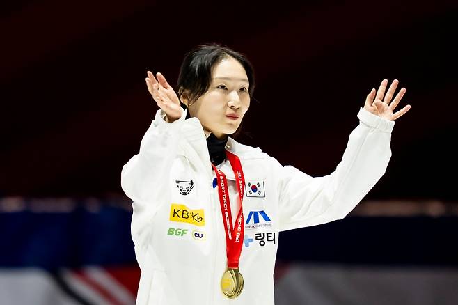 한국 여자 쇼트트랙 간판 최민정이 20일 캐나다 퀘벡주 몬트리올 모리스 리처드 아레나에서 열린 2025-2026 ISU 쇼트트랙 월드투어 2차 대회 여자 1500m 결승에서 2분17초399의 기록으로 금메달을 목에 걸었다. AP 연합뉴스