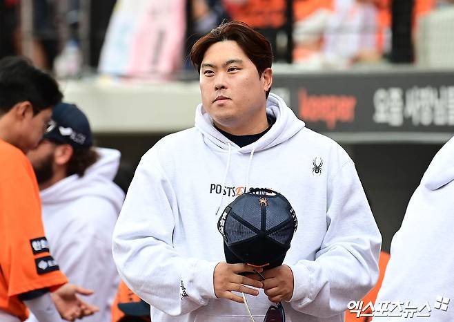 19일 오후 대전한화생명볼파크에서 열린 '2025 신한 SOL Bank KBO 포스트시즌' 삼성 라이온즈와 한화 이글스의 플레이오프 2차전 경기에 앞서 한화 류현진이 그라운드에 나와 도열하고 있다. 엑스포츠뉴스 DB