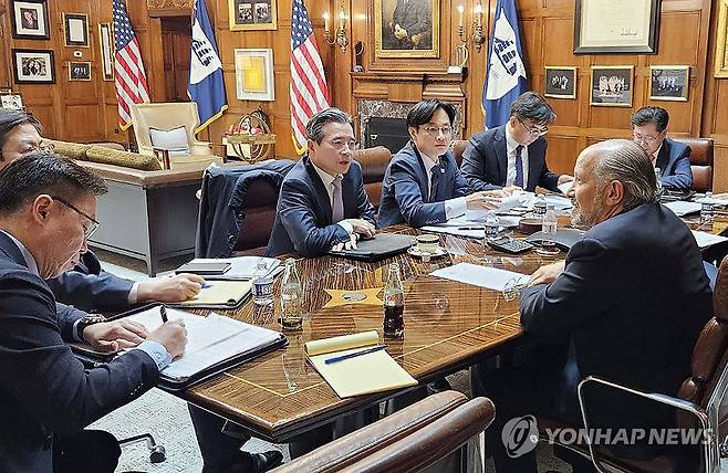 러트닉 상무장관 만난 김용범 실장-김정관 장관 (서울=연합뉴스) 김용범 대통령실 정책실장과 김정관 산업통상부 장관이 지난 16일(현지시간) 미국 워싱턴 D.C. 상무부 회의실에서 하워드 러트닉 상무부 장관과 한미 관세협상 현안 관련 면담을 하고 있다. 2025.10.19 [산업통상부 제공. 재판매 및 DB 금지] photo@yna.co.kr