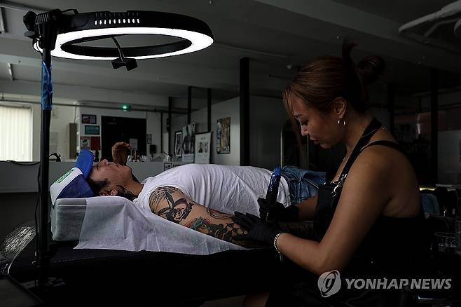 '비의료인 문신 시술 허용' 문신사법 제정  8월 27일 서울 시내의 한 타투샵에서 작업 중인 타투이스트.[연합뉴스 자료사진]