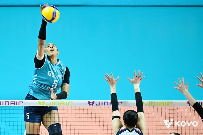 새 시즌에도 강력한 GS칼텍스 실바의 스파이크 [한국배구연맹 제공. 재판매 및 DB 금지]