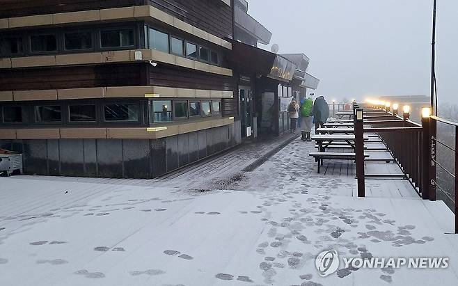첫눈 내린 설악산 (춘천=연합뉴스) 강원지역 곳곳에 초겨울 추위가 닥친 20일 설악산 국립공원 소청대피소 일원에 첫눈이 내리고 있다. 2025.10.20 [설악산 국립공원 사무소 제공. 재판매 및 DB 금지] yangdoo@yna.co.kr