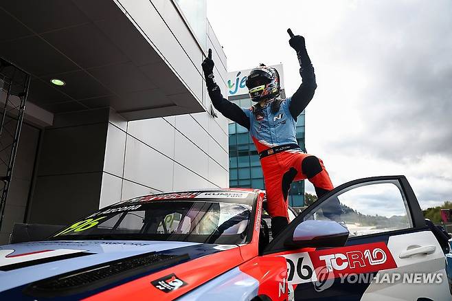 현대자동차, TCR 월드투어 한국 레이스 우승 (서울=연합뉴스) 현대자동차는 지난 17일부터 19일까지 강원도 인제군 '인제 스피디움'에서 열린 '2025 TCR 월드투어' 제6라운드에서 현대자동차 더 뉴 엘란트라 N TCR가 우승을 차지했다고 20일 밝혔다. 미켈 아즈코나 선수가 우승을 차지한 후 기뻐하고 있다. 2025.10.20 [현대자동차·기아 제공. 재판매 및 DB 금지] photo@yna.co.kr