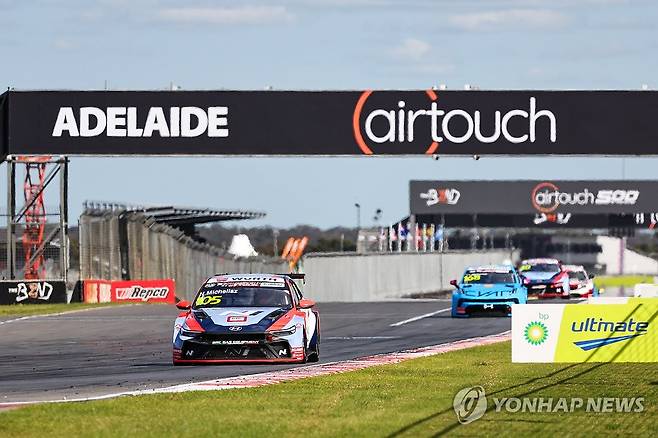 현대자동차 '더 뉴 아반떼 N TCR', '2025 TCR 월드투어' 5라운드 우승 (서울=연합뉴스) 현대자동차가 지난 12일부터 14일까지(현지시간) 호주 테일럼 벤드에 있는 더 벤드 모터스포츠 파크에서 열린 '2025 TCR 월드투어' 5라운드 호주 대회 첫 번째 레이스와 두번째 레이스에서 우승컵을 들어올렸다고 15일 밝혔다. 사진은 현대자동차 '더 뉴 엘란트라 N TCR(더 뉴 아반떼 N TCR)'이 주행하는 모습. 2025.9.15 [현대자동차·기아 제공. 재판매 및 DB 금지] photo@yna.co.kr