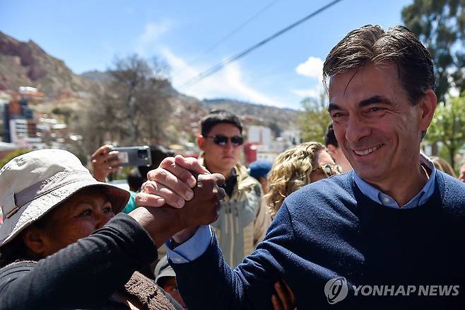 19일(현지시간) 볼리비아 대선 결선 투표에서 당선된 로드리고 파스(오른쪽) [라파스 AFP=연합뉴스. 재판매 및 DB 금지]