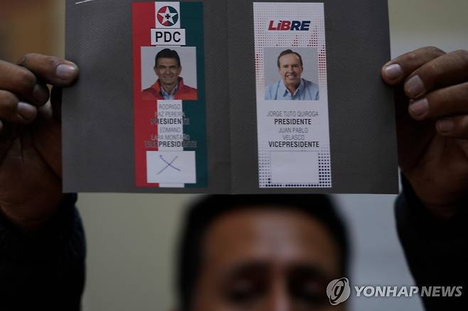 19일(현지시간) 볼리비아 대선 결선 개표 [라파스 AP=연합뉴스. 재판매 및 DB 금지]