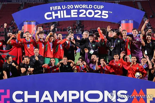 2025 FIFA U-20 월드컵 우승 트로피를 들고 기뻐하는 모로코 선수들. [AFP=연합뉴스]