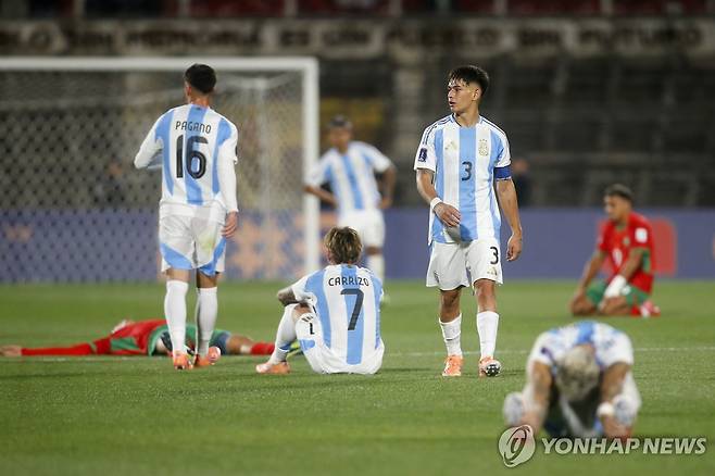 주저앉아 허탈해하는 아르헨티나 U-20 대표팀 선수들 [EPA=연합뉴스]