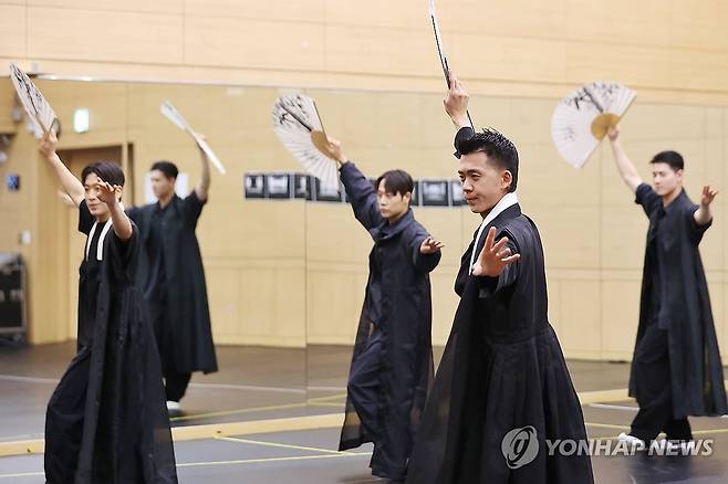 '자연의 흐름 따라' (서울=연합뉴스) 진연수 기자 = 20일 서울 종로구 세종문화회관 예술동에서 열린 서울시무용단 신작 '미메시스: 자연을 담은 8개의 춤' 연습실 공개 및 라운드 인터뷰에서 무용수들이 시연을 하고 있다. 2025.10.20 jin90@yna.co.kr