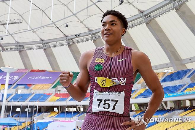 나마디 조엘진, 전국체전 육상 남자 200m 우승 (부산=연합뉴스) 신현우 기자 = 20일 부산 아시아드주경기장에서 열린 제106회 전국체육대회 육상 남자 200m 결승에서 나마디 조엘진(예천군청)이 1등으로 결승선을 통과한 뒤 기념 촬영하고 있다. 2025.10.20 nowwego@yna.co.kr