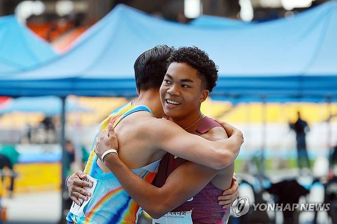 전국체전 육상 남자 200m 우승한 나마디 조엘진 (부산=연합뉴스) 신현우 기자 = 20일 부산 아시아드주경기장에서 열린 제106회 전국체육대회 육상 남자 200m 결승에서 나마디 조엘진(예천군청)이 1등으로 결승선을 통과한 뒤 고승환(광주광역시청)에게 축하받고 있다. 2025.10.20 nowwego@yna.co.kr