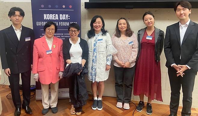 '2025 옥스퍼드대 한국의날' 행사 (서울=연합뉴스) 지난 5월 24일 영국 옥스퍼드대에서 열린 '2025 한국의 날' 행사에서 정미령(왼쪽서 2번째) 교수가 선승혜(왼쪽서 4번째) 주영한국문화원장, 옥스퍼드 한인 대학원생 회장단과 함께 기념촬영을 하고 있다. [주영한국문화원 제공]