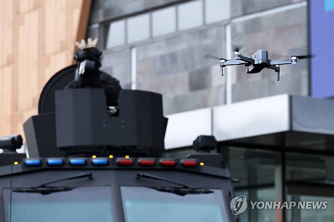 드론 테러를 막아라 (경주=연합뉴스) 손대성 기자 = 아시아태평양경제협력체(APEC) 정상회의를 앞두고 20일 경북 경주화백컨벤션센터에서 경북경찰청 소속 경찰특공대가 드론을 동원해 대테러훈련을 하고 있다. 2025.10.20 sds123@yna.co.kr