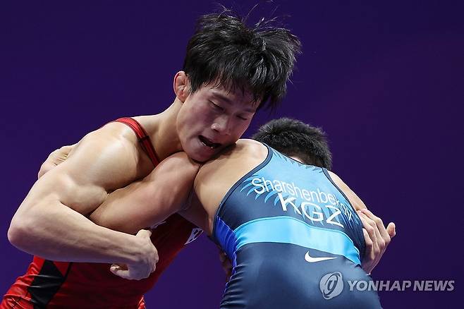 레슬링 60kg급 8강전 펼치는 정한재 (항저우=연합뉴스) 신현우 기자 = 4일 중국 저장성 항저우 린안 스포츠문화전시센터에서 열린 제19회 항저우 아시안게임 레슬링 남자 그레코로만형 60kg급 8강에서 한국 정한재가 키르기스스탄 조라만 사센베코프를 상대하고 있다. 2023.10.4 nowwego@yna.co.kr