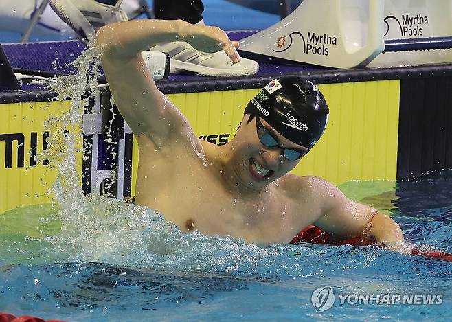 한국 신기록을 세우고 환호하는 황선우 (부산=연합뉴스) 강선배 기자 = 20일 오후 부산 동래구 사직실내수영장에서 열린 제106회 전국체육대회 수영(경영) 남자일반부 자유형 200m 결승에서 황선우(강원도청)가 기록을 확인하고 환호하고 있다. 2025.10.20 sbkang@yna.co.kr