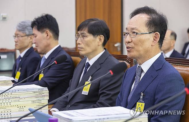 김대웅 서울고등법원장 국감에서 답변 (서울=연합뉴스) 황광모 기자 = 김대웅 서울고등법원장이 20일 국회 법제사법위원회에서 열린 2025년도 법사위 국정감사에 출석해 의원 질의에 답하고 있다. 2025.10.20 hkmpooh@yna.co.kr