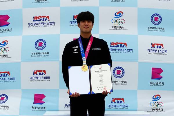 21일 제106회 전국체전 테니스 남18세이하부 금메달을 딴 김무빈. /김무빈 제공