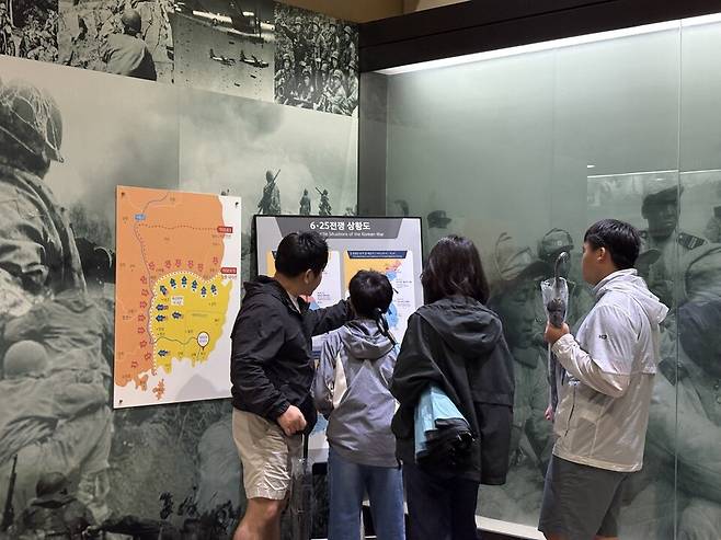 ▲&nbsp;지난 10일 인천 연수구 인천상륙작전기념관을 찾은 관람객들이 '6·25전쟁 상황도'를 살펴보고 있다. 실내 전시관은 작전 구상부터 전개, 결과까지 다양한 자료로 구성돼 있다.&nbsp;