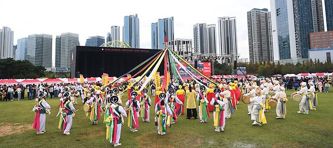 지난 18일 인천 연수구 송도달빛축제공원에서 능허대 문화축제 '백제사신 퍼레이드' 일환으로 단심줄놀이가 펼쳐지고 있다. 사진=연수구청