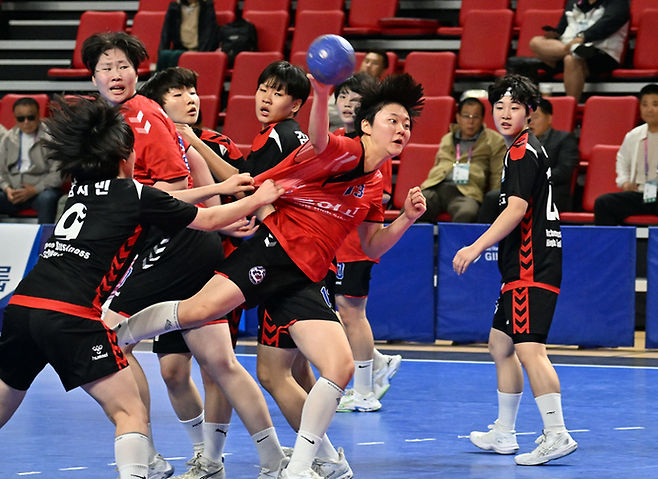 20일 오후 부산시 금정구 스포원파크금정실내체육관에서 열린 제106회 전국체육대회 핸드볼 여자18세 이하부 8강전 경기에서 의정부여고와 인천비즈니스고 선수들이 치열한 공방을 펼치고 있다. 부산=김경민기자