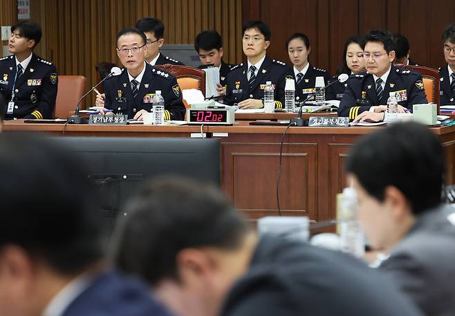 21일 경기도 수원시 장안구 경기남부경찰청에서 열린 국회 행정안전위원회의 경기남ㆍ북부경찰청에 대한 국정감사에서 황창선 경기남부청장(왼쪽)과 김동권 경기북부청장이 위원 질의에 답변하고 있다. 연합뉴스