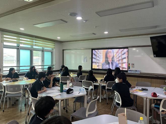 자유학기제 책 광고 제작소 발표 모습. 대전용운중 제공