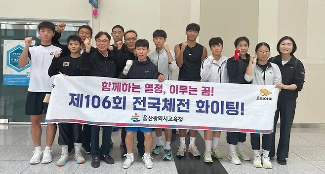 김병철 울산스포츠과학중고등학교 교장이 복싱 경기가 열리는 벡스코 제2전시장을 찾아 선수들을 격려하고 있다.