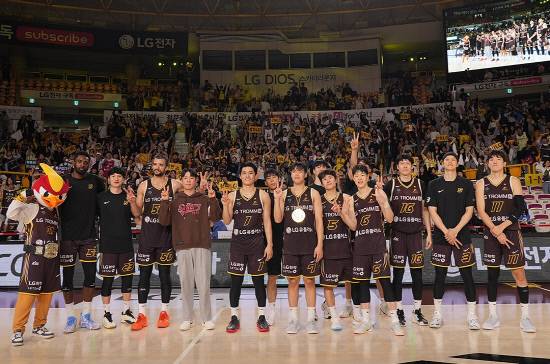 창원 LG 선수들이 대구 한국가스공사를 꺾은 뒤 팬들과 함께 승리 기념 사진을 찍고 있다. 사진=KBL