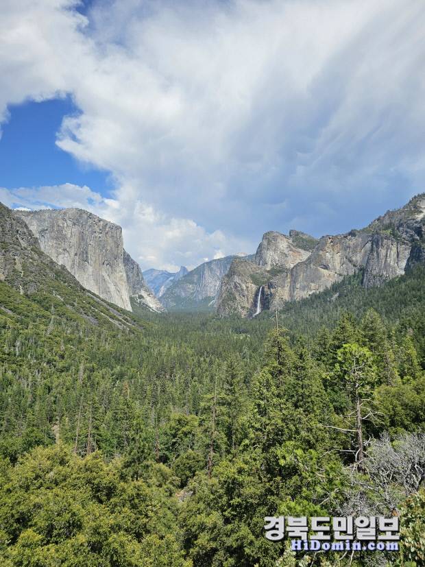 요세미티 국립공원의 웅장한 바위산.
