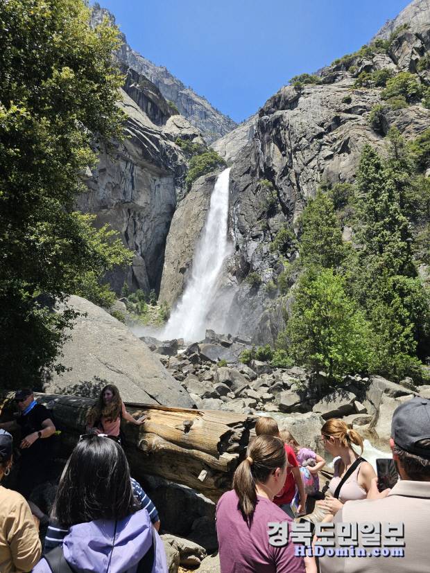 요세미티 국립공원의 웅장한 폭포앞에 관광객들이 발길을 멈췄다.