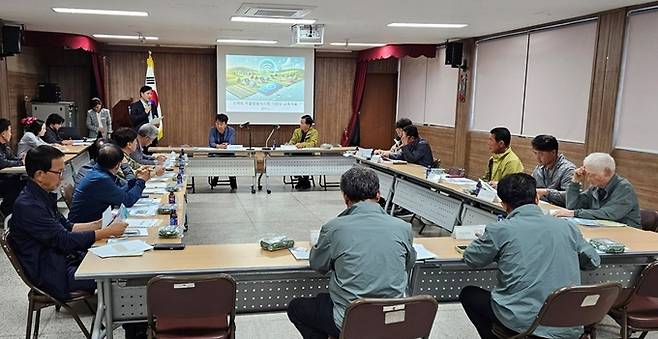 ▲ 대구 군위군은 21일 읍면담담자와 이장들에게 마을방송 시스템 도입 교육을 하고있다. 군위군