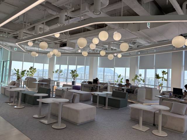 부산 워케이션 거점센터에서 참가자들이 업무를 보고 있다. /박준혁 기자/