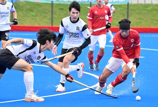 21일 부산에서 열린 ‘제106회 전국체육대회’ 하키 남자일반부 준결승 김해시청과 부산외국어대학 경기서 김해시청 양현준(오른쪽)이 돌파를 시도하고 있다./성승건 기자/