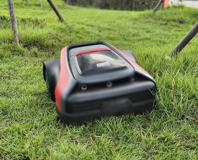 <주>대동모빌리티 S-팩토리 입구에서 잔디깎기 로봇 로봇모아가 잔디를 깎고 있다. 이승엽 기자