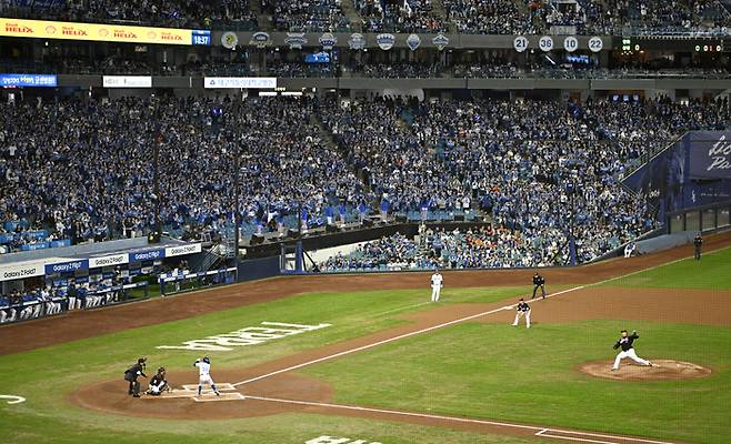 21일 오후 대구 수성구 삼성라이온즈파크에서 열린 2025 프로야구 KBO리그 포스트시즌 플레이오프 3차전 삼성라이온즈와 한화 이글스의 경기에서 삼성팬들이 열띤 응원을 벌이고 있다. 이윤호기자 yoonhohi@yeongnam.com