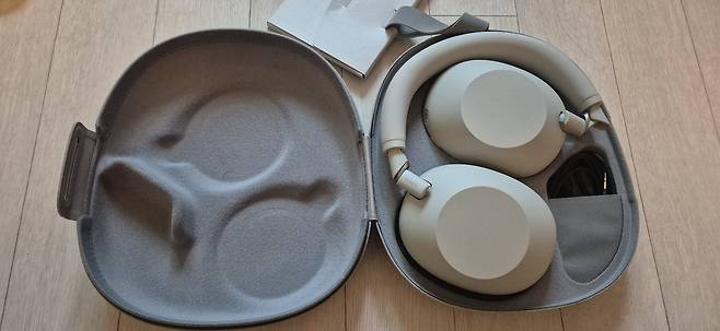 폴딩 기능을 통해 수납력을 키운 소니 WH-1000xm6. /사진=이경남 기자