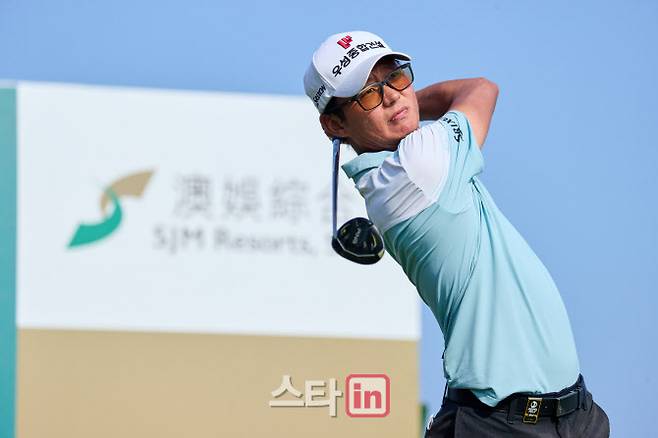 엄재웅이 18일 중국 마카오의 마카오 골프 앤 컨트리클럽에서 열린 아시안투어 SJM 마카오 오픈 3라운드에서 힘차게 티샷을 하고 있다. (사진=SJM 마카오 오픈)