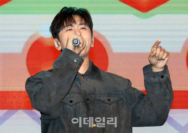 [이데일리 방인권 기자] 가수 데이브레이크 이원석이 21일 서울 용산구 드래곤시티에서 열린 ‘제14회 이데일리 W페스타’에서 멋진 무대를 선보이고 있다.