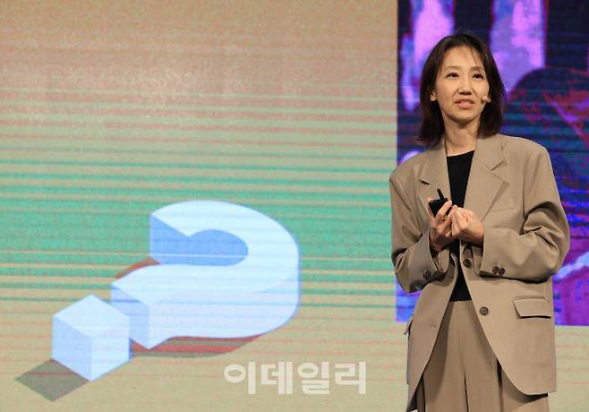 21일 서울 용산구 드래곤시티에서 ‘제14회 이데일리 W페스타’가 열렸다. 김지윤 정치학 박사가 ‘역사를 바꾼 질문들’을 주제로 강연하고 있다.(사진=노진환 기자)