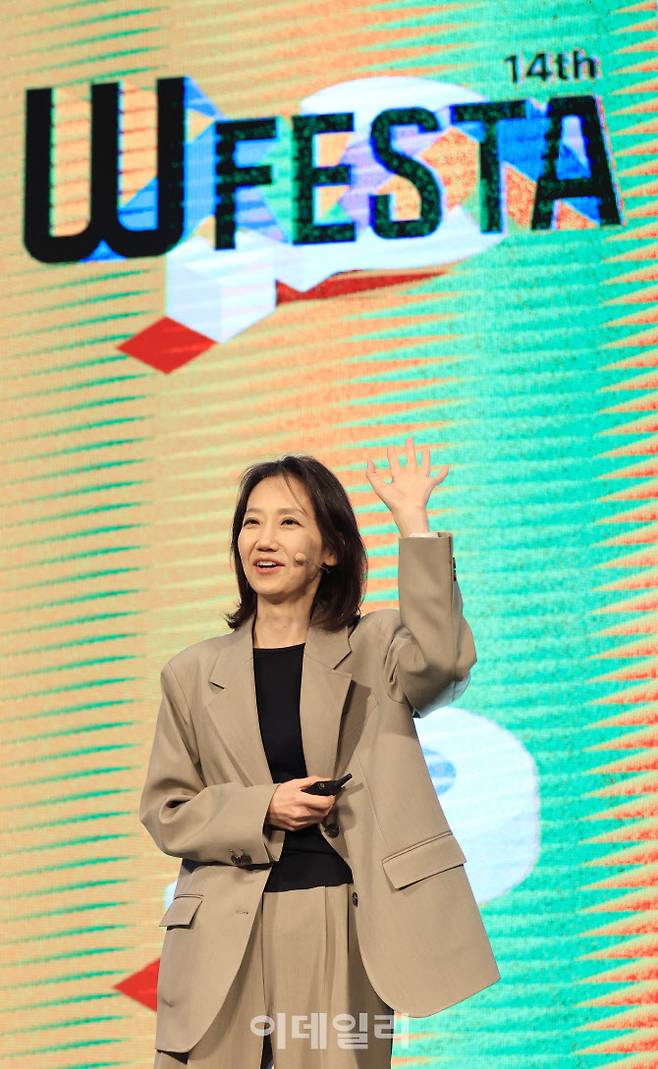 21일 서울 용산구 드래곤시티에서 ‘제14회 이데일리 W페스타’가 열렸다. 김지윤 정치학 박사가 ‘역사를 바꾼 질문들’을 주제로 강연하고 있다.(사진=노진환 기자)