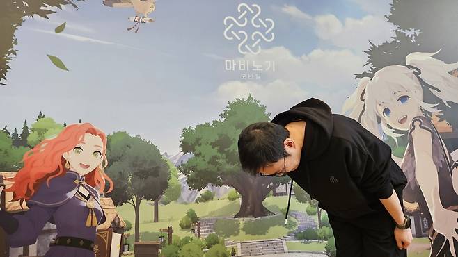 - 마비노기 모바일 유저라면 익숙한 그 포즈를 단독으로 요청했다 "배너의 그 포즈가 이 디렉터의 모션 캡쳐인가 싶을 정도로 재현율이 높았다"