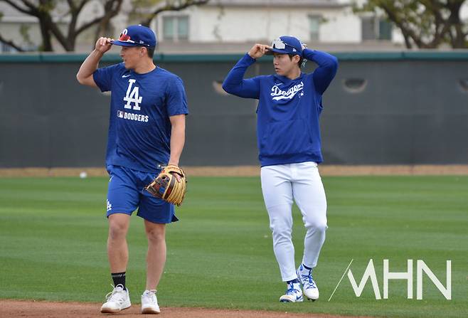 (토미 에드먼(왼쪽)과 김혜성이 스프링캠프에서 함께 수비훈련을 하고 있다)
