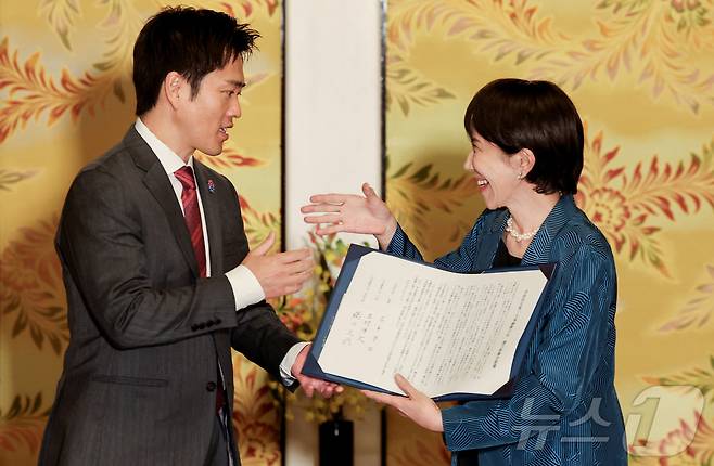 요시무라 히로후미 일본유신회 대표(왼쪽)와 다카이치 사나에 자민당 총재가 20일 연정 구성 합의를 체결한 후 악수를 나누고 있다. 2025.10.20 ⓒ 로이터=뉴스1 ⓒ News1 강민경 기자