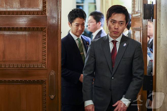 요시무라 히로후미 일본유신회 대표(오른쪽)와 후지타 후미타케 일본유신회 공동대표가 20일 자민당과의 연정 구성에 합의한 후 회담 장소인 일본 의사당을 떠나고 있다. 2025.10.20 ⓒ 로이터=뉴스1 ⓒ News1 강민경 기자