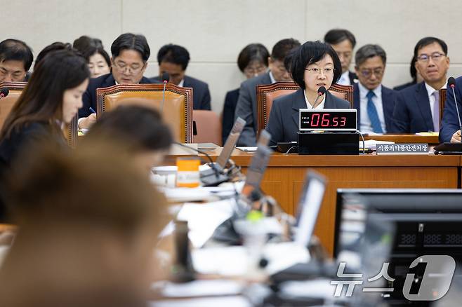 오유경 식품의약품안전처장이 21일 서울 여의도 국회에서 열린 보건복지위원회의 식품의약품안전처 등에 대한 국정감사에서 의원 질의에 답하고 있다. 2025.10.21/뉴스1 ⓒ News1 유승관 기자