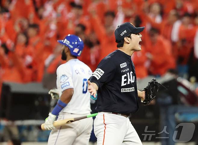 21일 대구삼성라이온즈파크에서 열린 2025 신한 SOL뱅크 KBO 포스트시즌 플레이오프 3차전 한화 이글스와 삼성 라이온즈의 경기, 한화 문동주가 7회말 2사 2,3루 상황 삼성 디아즈를 중견수 플라이로 잡아낸 뒤 포효하고 있다. 2025.10.21/뉴스1 ⓒ News1 김진환 기자