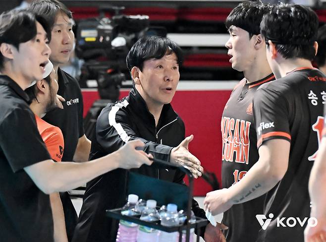 선수들에게 지시하는 신영철 OK저축은행 감독. (KOVO 제공)